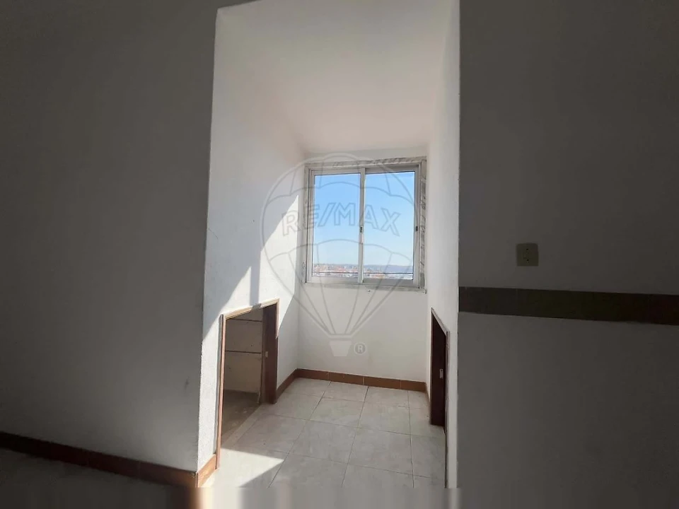 Prédio para Venda em Pontinha e Famões Foto 34