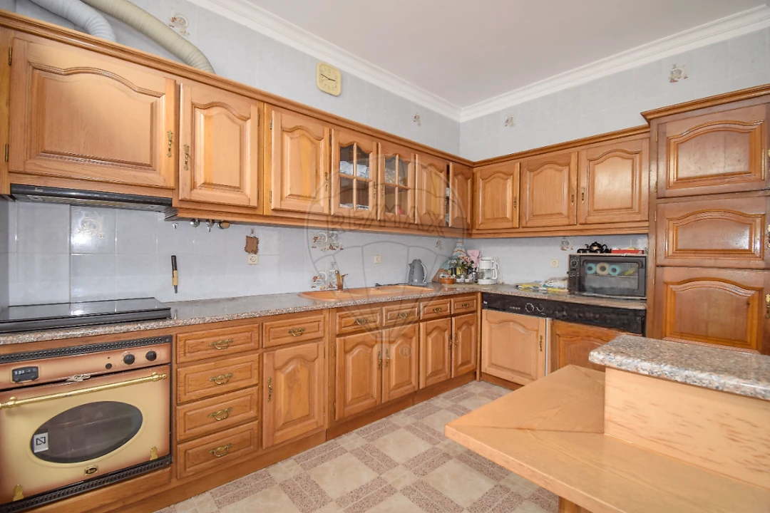 Prédio para Venda em Pontinha e Famões Foto 4