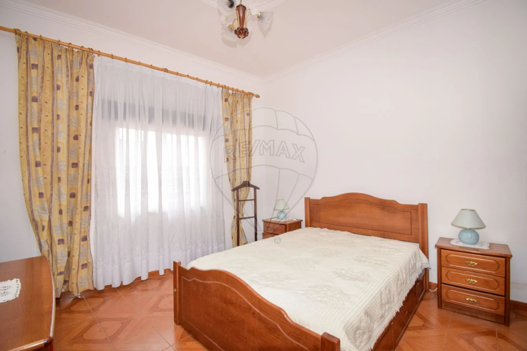 Prédio para Venda em Pontinha e Famões Foto 14