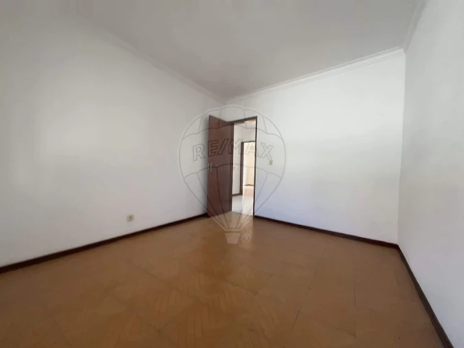 Prédio para Venda em Pontinha e Famões Foto 25