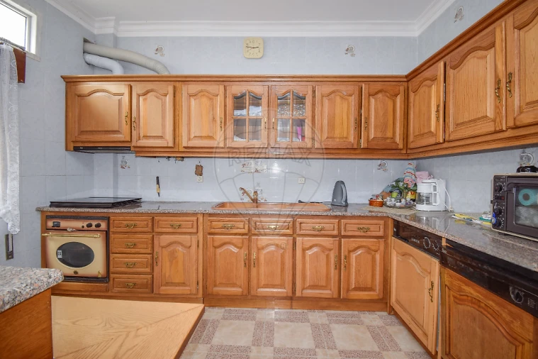 Prédio para Venda em Pontinha e Famões Foto 2