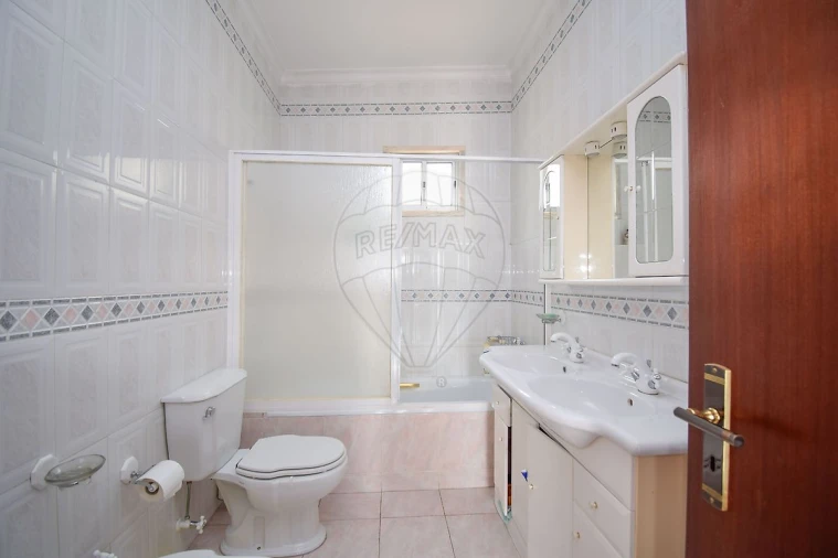 Prédio para Venda em Pontinha e Famões Foto 17