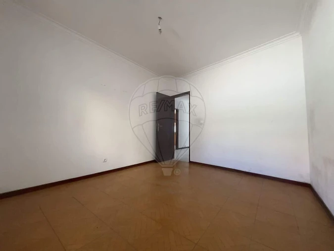 Prédio para Venda em Pontinha e Famões Foto 18