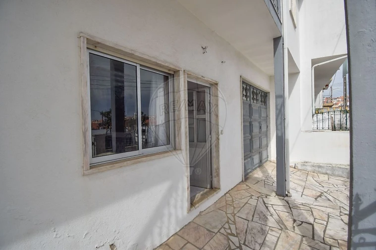 Prédio para Venda em Pontinha e Famões Foto 44