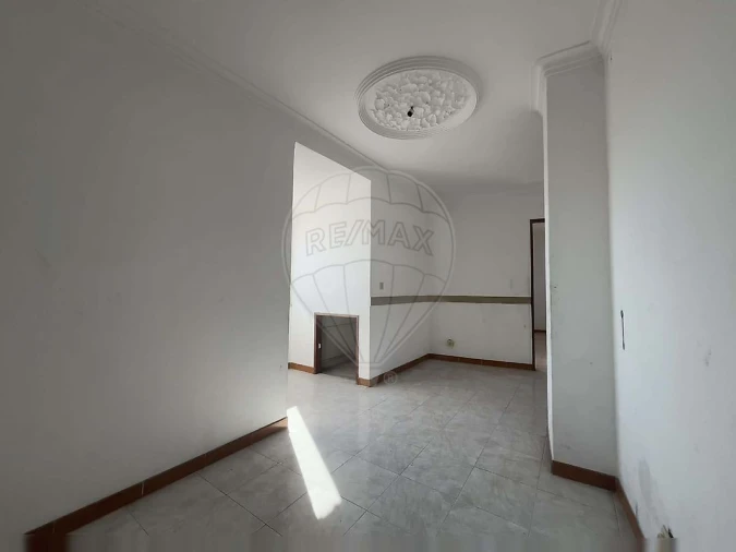 Prédio para Venda em Pontinha e Famões Foto 33