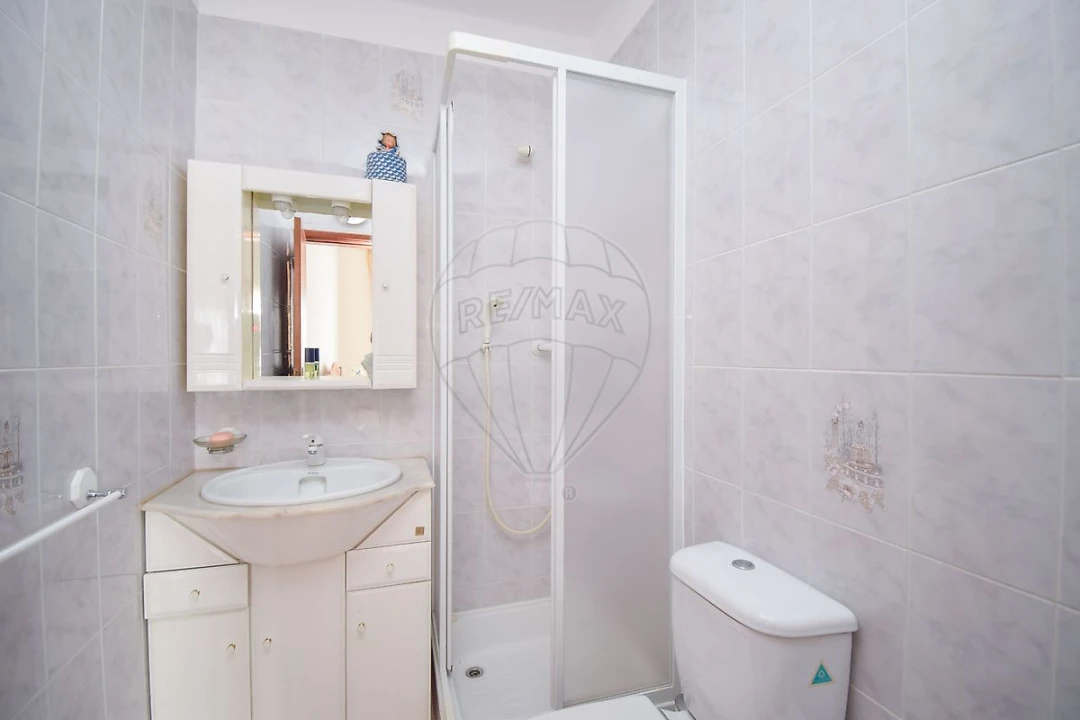 Prédio para Venda em Pontinha e Famões Foto 16