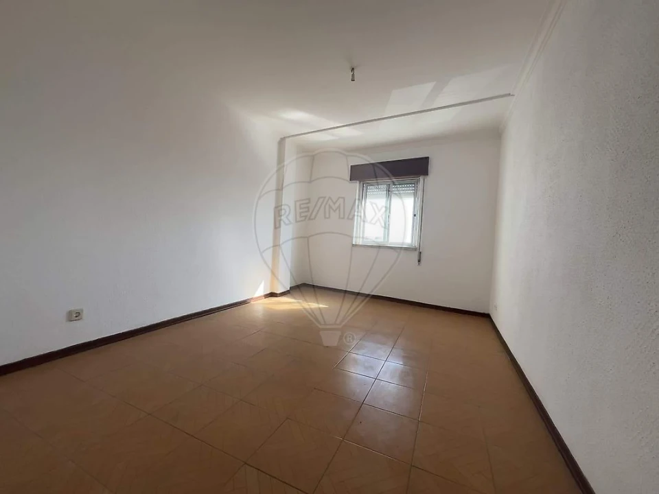 Prédio para Venda em Pontinha e Famões Foto 28