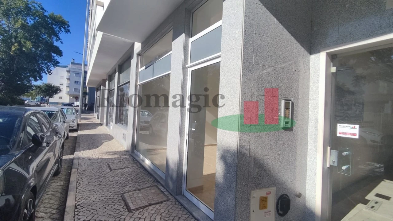 Loja para Arrendamento em Rio Maior Foto 1