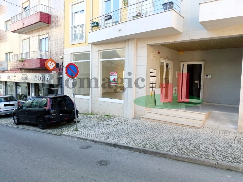 Loja para Arrendamento em Rio Maior Foto 2