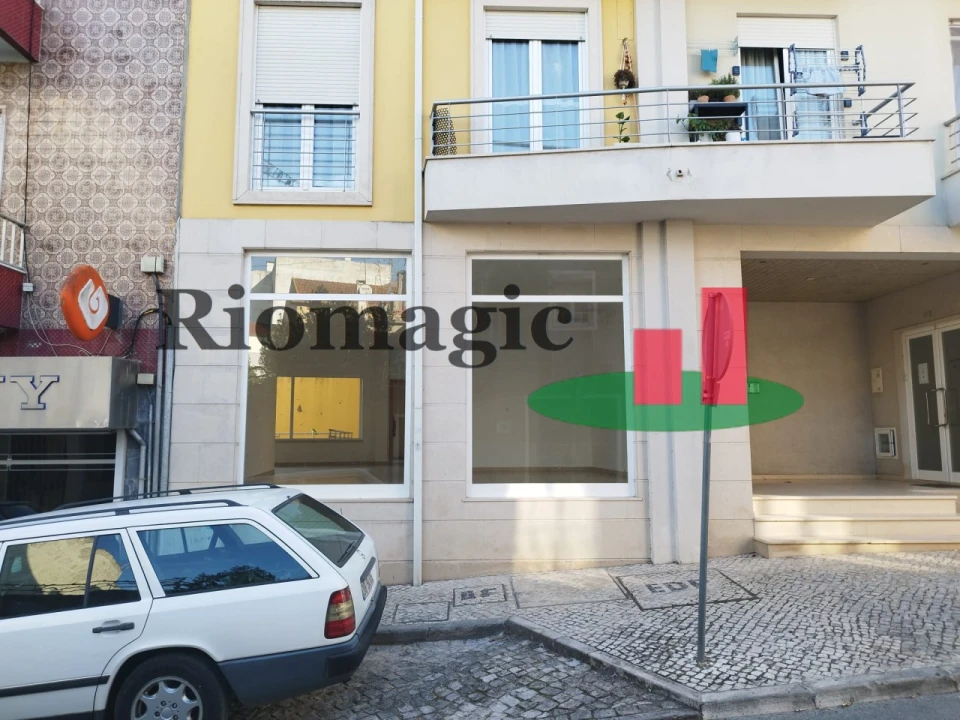 Loja para Arrendamento em Rio Maior Foto 1