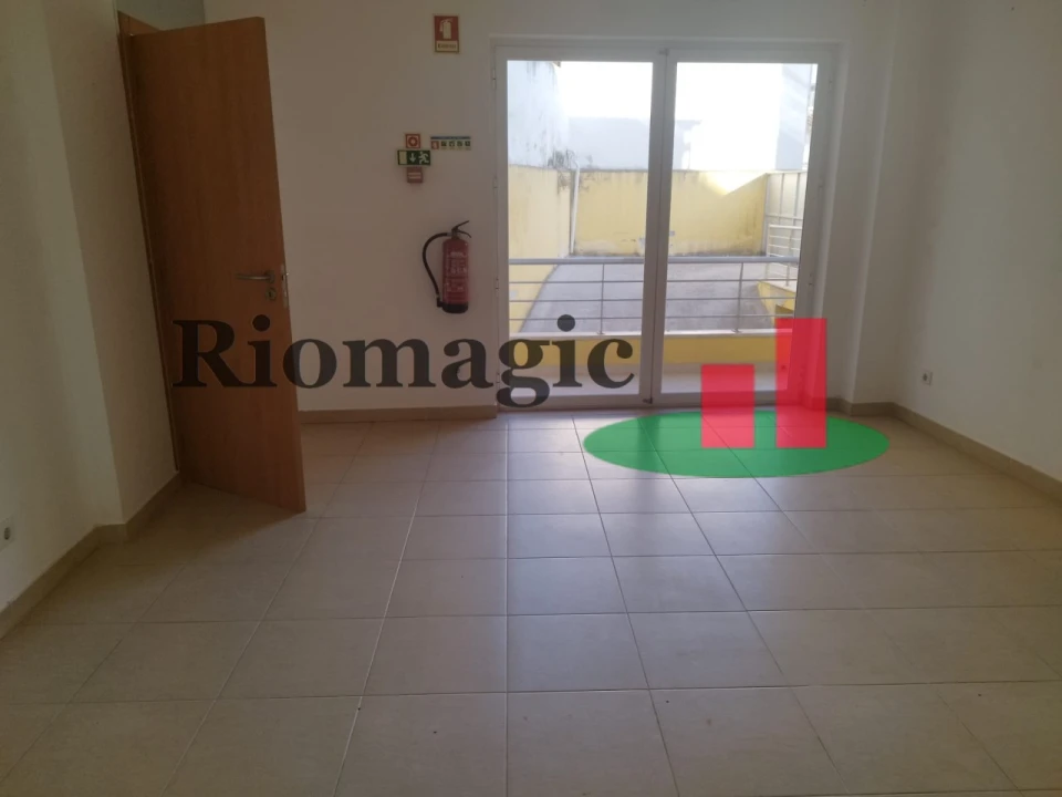 Loja para Arrendamento em Rio Maior Foto 7