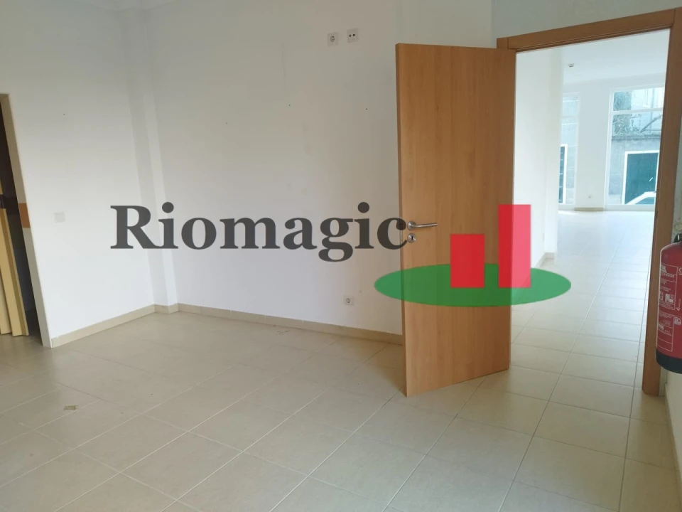 Loja para Arrendamento em Rio Maior Foto 12