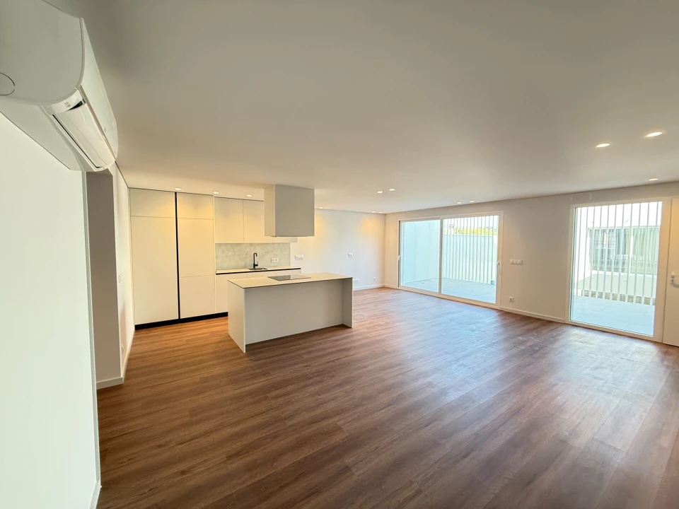 Apartamento T2 para Venda em Urgezes Foto 3