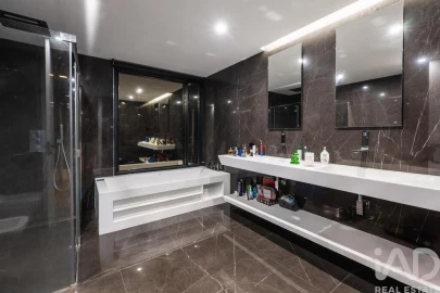 Moradia T5 para Venda em Charneca de Caparica e Sobreda