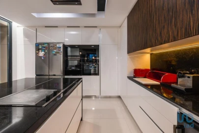 Moradia T5 para Venda em Charneca de Caparica e Sobreda