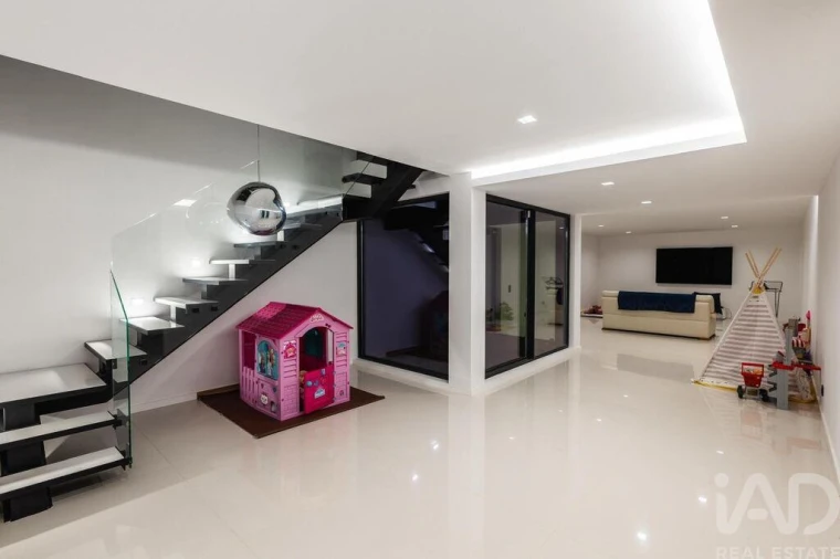 Moradia T5 para Venda em Charneca de Caparica e Sobreda Foto 15