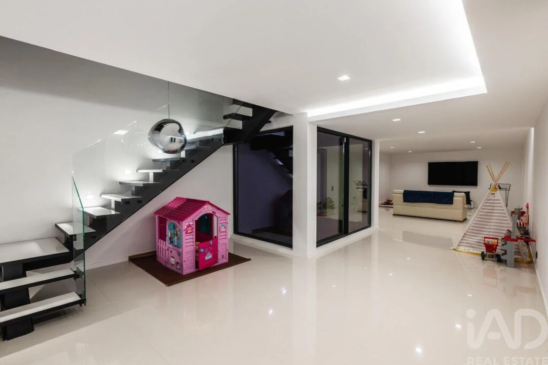 Moradia T5 para Venda em Charneca de Caparica e Sobreda Foto 15