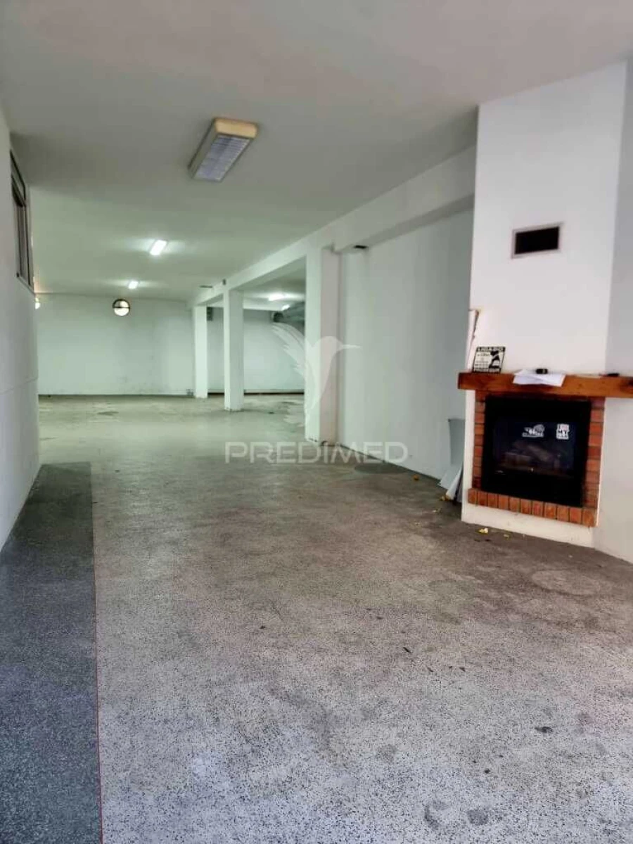 Armazém para Venda em Creixomil Foto 2
