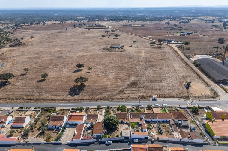 Moradia T2 para Venda em Abela Foto 17