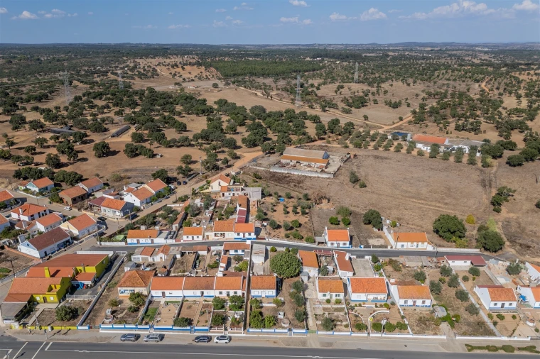 Moradia T2 para Venda em Abela Foto 2