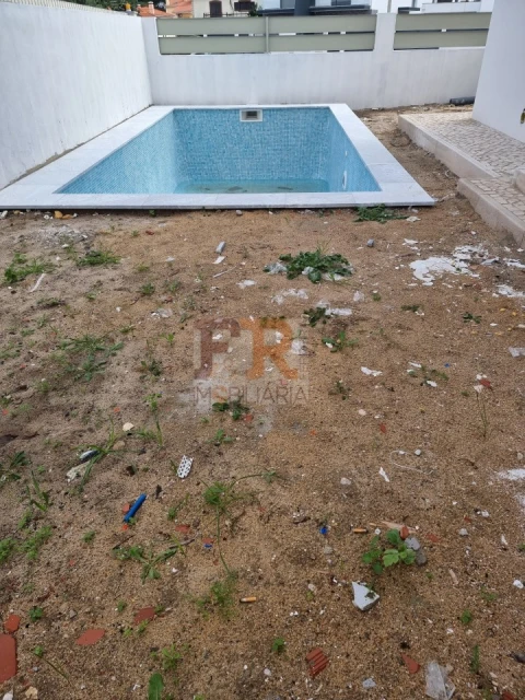 Moradia T4 para Venda em Fernao Ferro
