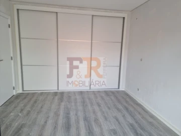Moradia T4 para Venda em Fernao Ferro