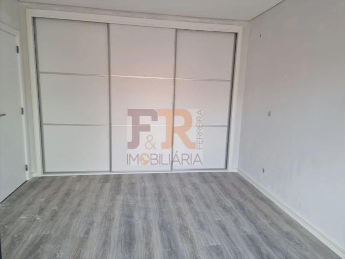 Moradia T4 para Venda em Fernao Ferro Foto 2