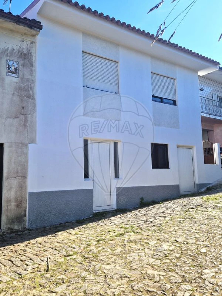 Moradia T5 para Venda em O. Azeméis, Riba-Ul, Ul, Macinhata Seixa, Madail Foto 2