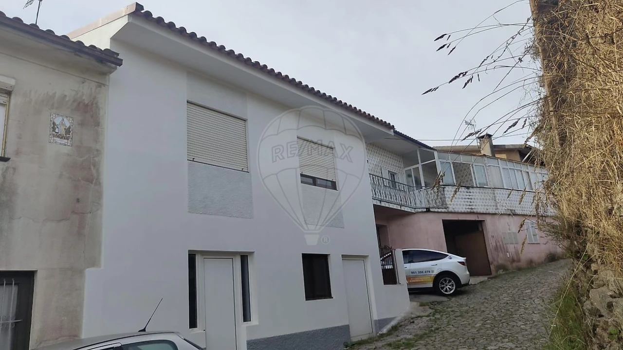 Moradia T5 para Venda em O. Azeméis, Riba-Ul, Ul, Macinhata Seixa, Madail Foto 1