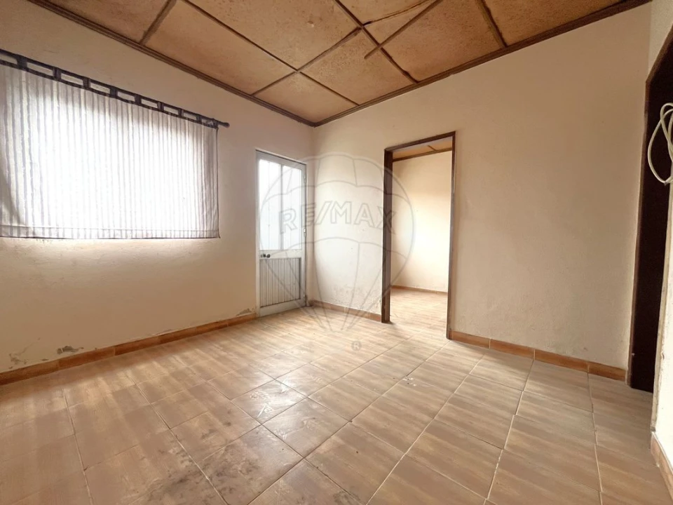 Moradia T2 para Venda em Ouca Foto 4