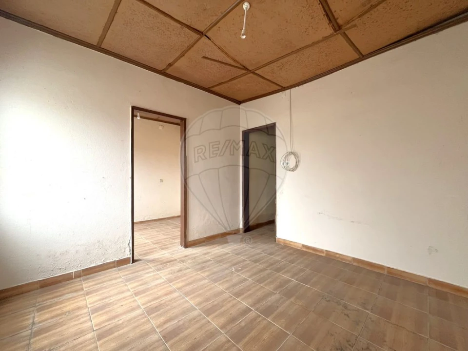 Moradia T2 para Venda em Ouca Foto 5