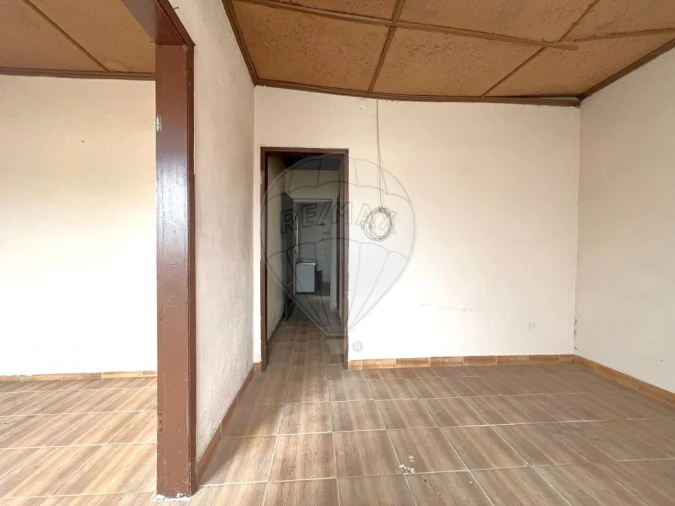 Moradia T2 para Venda em Ouca Foto 6