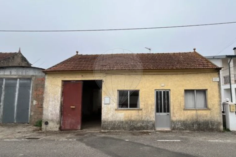 Moradia T2 para Venda em Ouca Foto 1