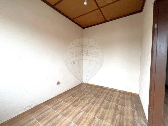 Moradia T2 para Venda em Ouca Foto 8