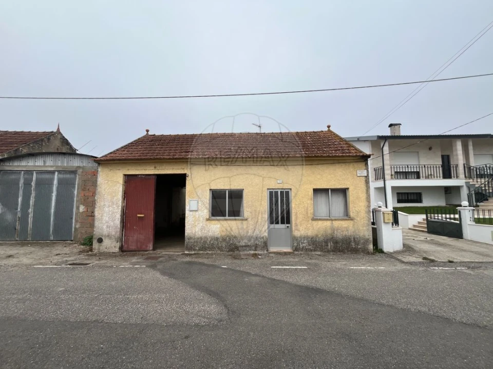 Moradia T2 para Venda em Ouca Foto 1