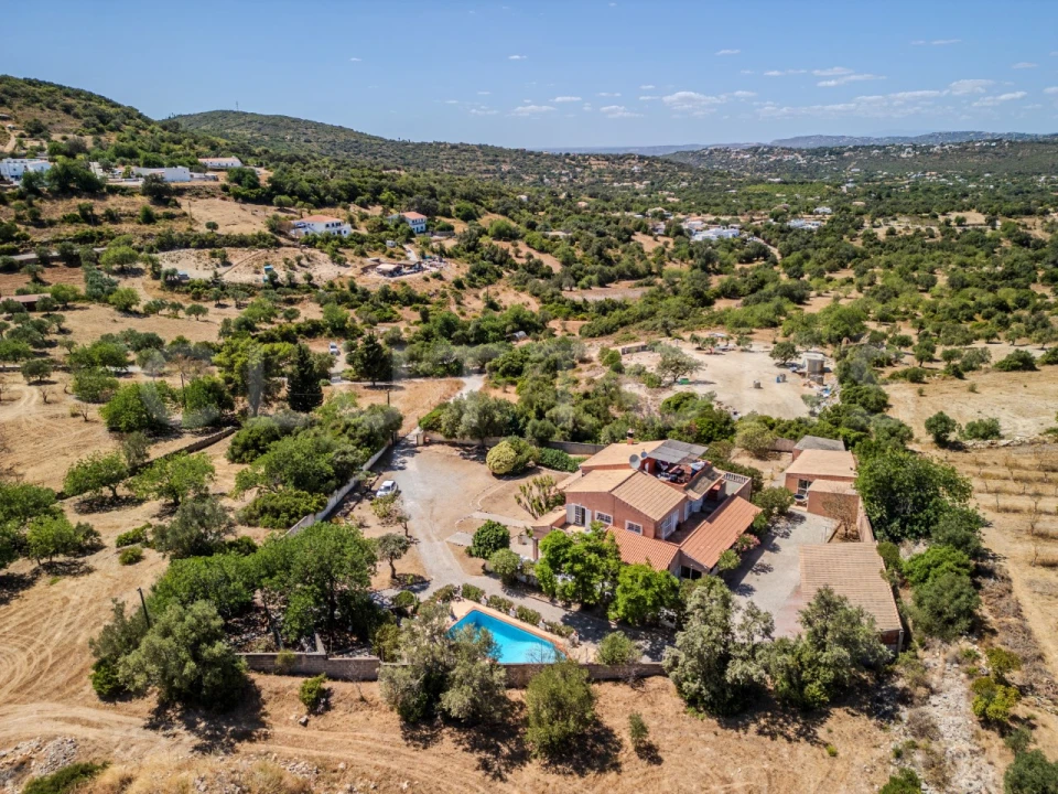 Moradia T6 para Venda em Santa Barbara de Nexe Foto 41