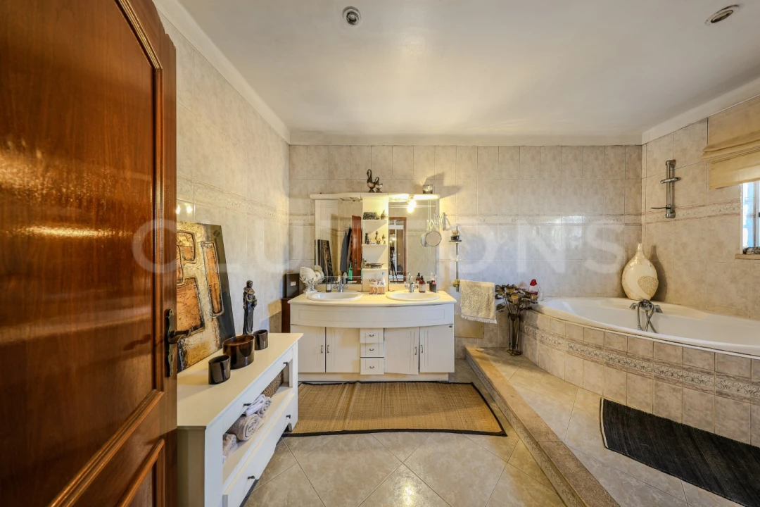 Moradia T6 para Venda em Santa Barbara de Nexe Foto 36