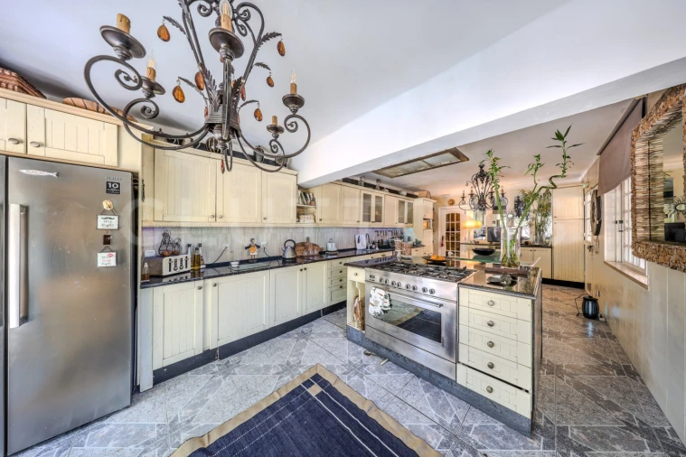 Moradia T6 para Venda em Santa Barbara de Nexe Foto 4