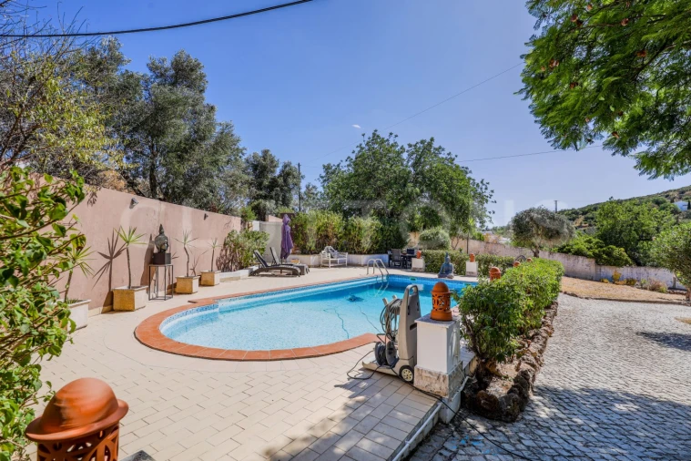 Moradia T6 para Venda em Santa Barbara de Nexe Foto 15