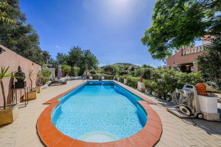 Moradia T6 para Venda em Santa Barbara de Nexe Foto 16