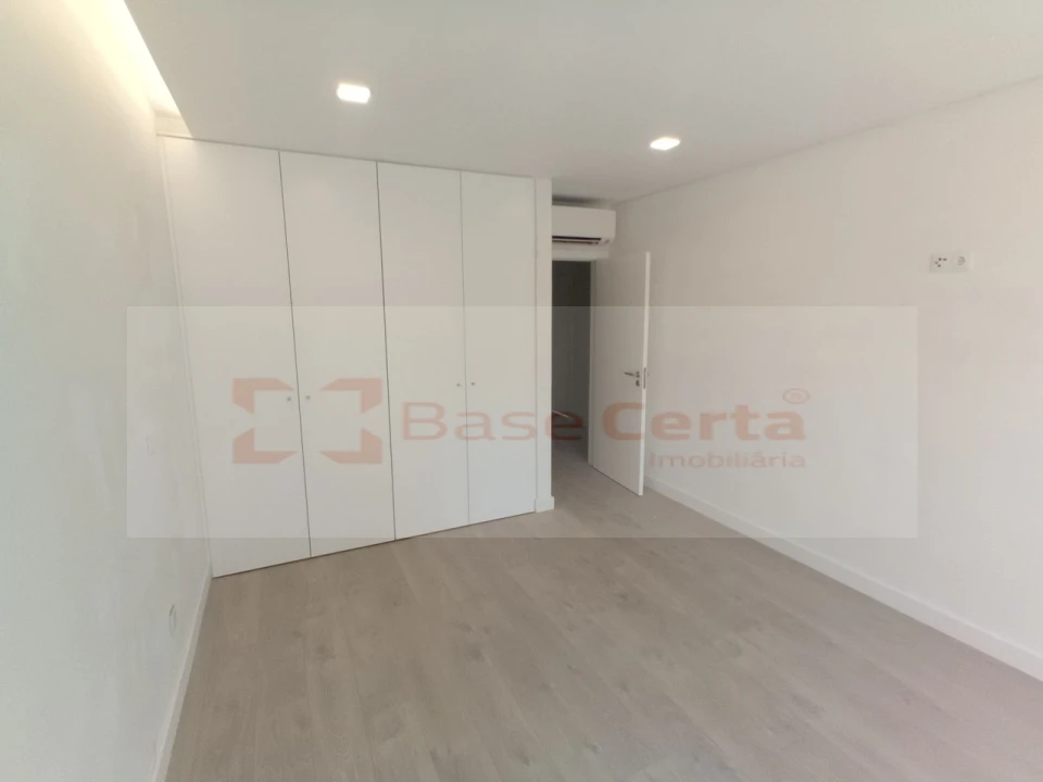 Moradia T4 para Venda em Pontinha e Famões Foto 13