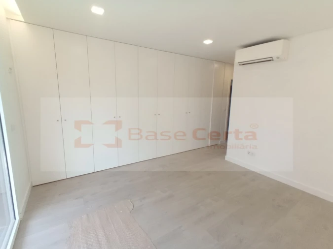 Moradia T4 para Venda em Pontinha e Famões Foto 14