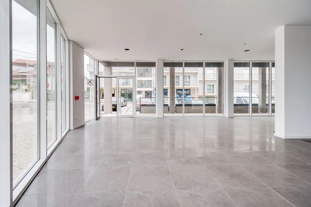 Loja para Arrendamento em Meirinhas Foto 1