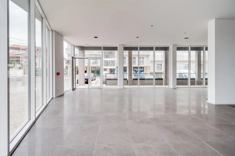 Loja para Arrendamento em Meirinhas Foto 1