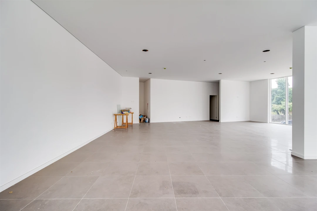 Loja para Arrendamento em Meirinhas Foto 7