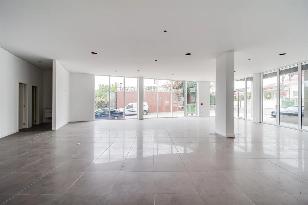 Loja para Arrendamento em Meirinhas Foto 19