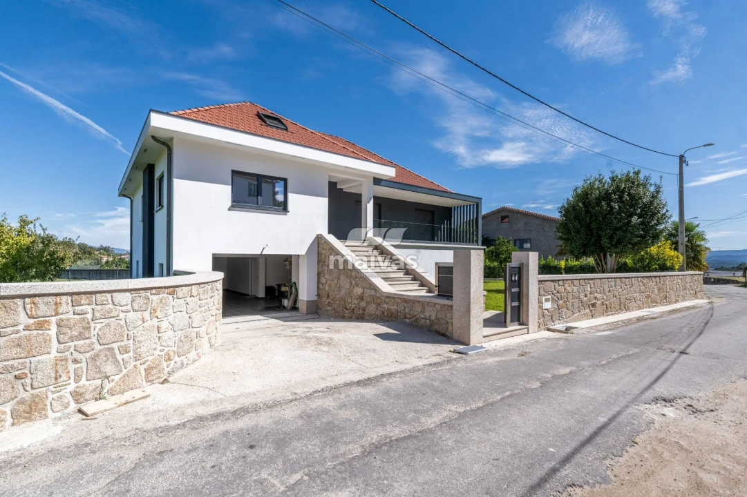 Moradia T4 para Venda em Cervães Foto 2