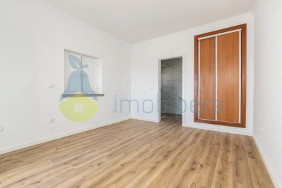 Moradia T4 para Venda em Mexilhoeira Grande