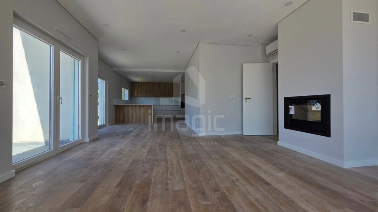 Moradia T4 para Venda em Santo Isidoro Foto 3