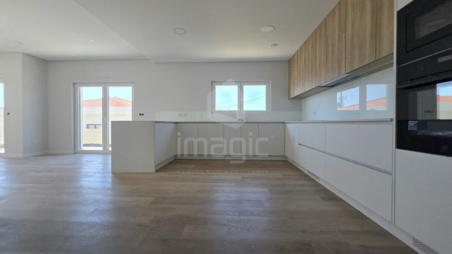 Moradia T4 para Venda em Santo Isidoro Foto 1